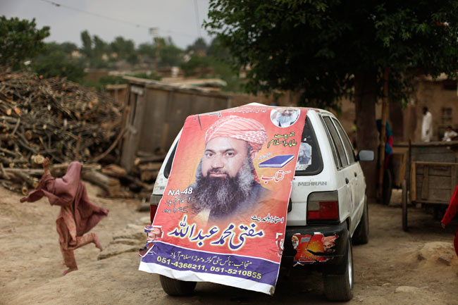 बंदूकों के साये में पाकिस्तान में मतदान | पढ़ें