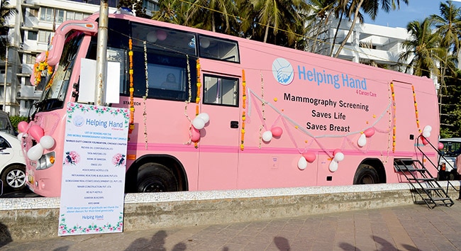 संजय ने 'हेल्पिंग हैंड' फांउडेशन को दिया मोबाइल मैमोग्राफी यूनिट