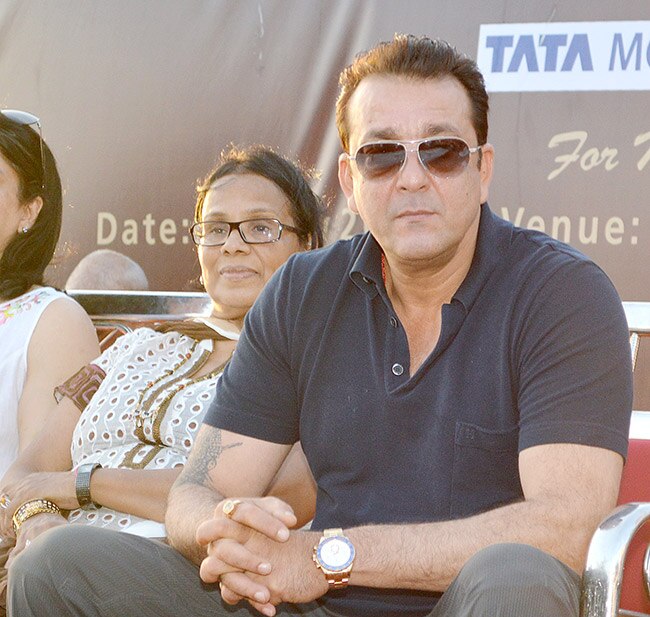 संजय ने 'हेल्पिंग हैंड' फांउडेशन को दिया मोबाइल मैमोग्राफी यूनिट