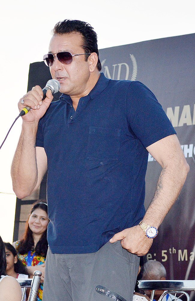 संजय ने 'हेल्पिंग हैंड' फांउडेशन को दिया मोबाइल मैमोग्राफी यूनिट