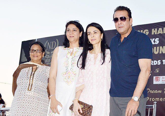 संजय ने 'हेल्पिंग हैंड' फांउडेशन को दिया मोबाइल मैमोग्राफी यूनिट