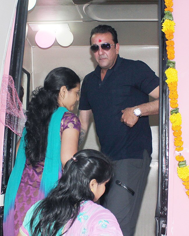 संजय ने 'हेल्पिंग हैंड' फांउडेशन को दिया मोबाइल मैमोग्राफी यूनिट