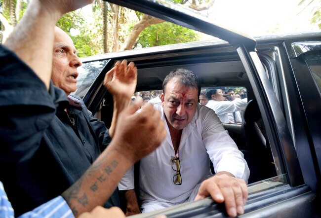 संजय दत्त ने किया सरेंडर, 42 महीने जेल में काटेंगे