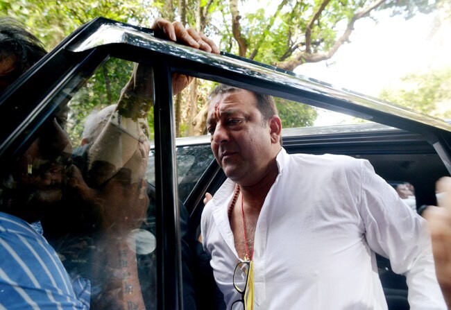 संजय दत्त ने किया सरेंडर, 42 महीने जेल में काटेंगे