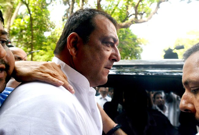 संजय दत्त ने किया सरेंडर, 42 महीने जेल में काटेंगे