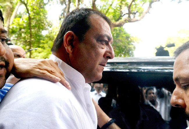 संजय दत्त ने किया सरेंडर, 42 महीने जेल में काटेंगे