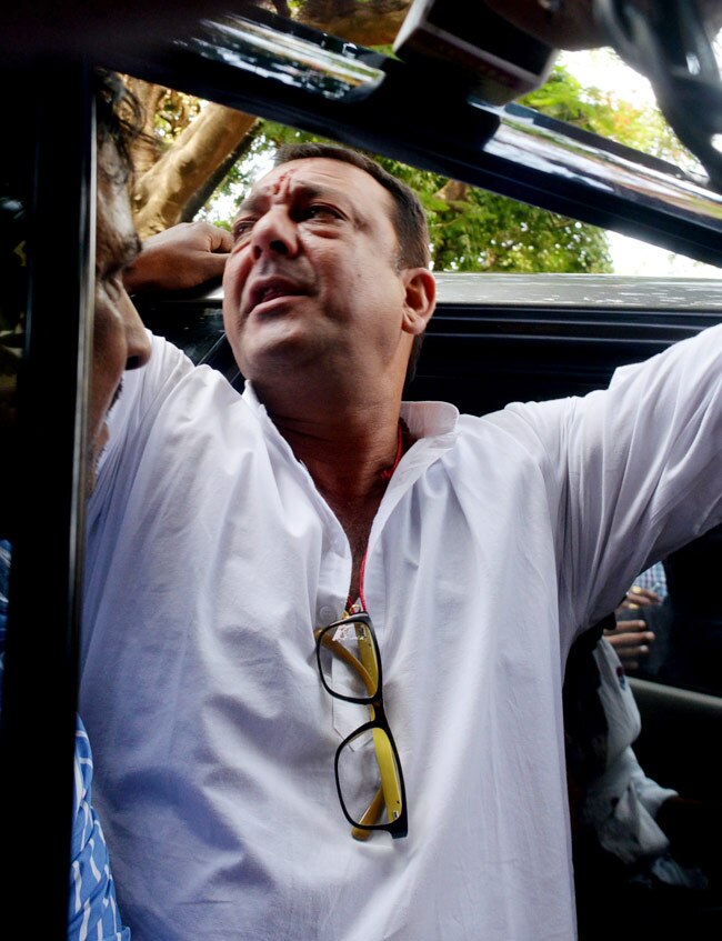 संजय दत्त ने किया सरेंडर, 42 महीने जेल में काटेंगे