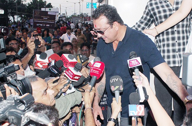 संजय ने 'हेल्पिंग हैंड' फांउडेशन को दिया मोबाइल मैमोग्राफी यूनिट