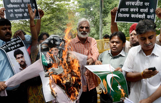 आक्रोश, नम आंखों के बीच सरबजीत का अंतिम संस्कार