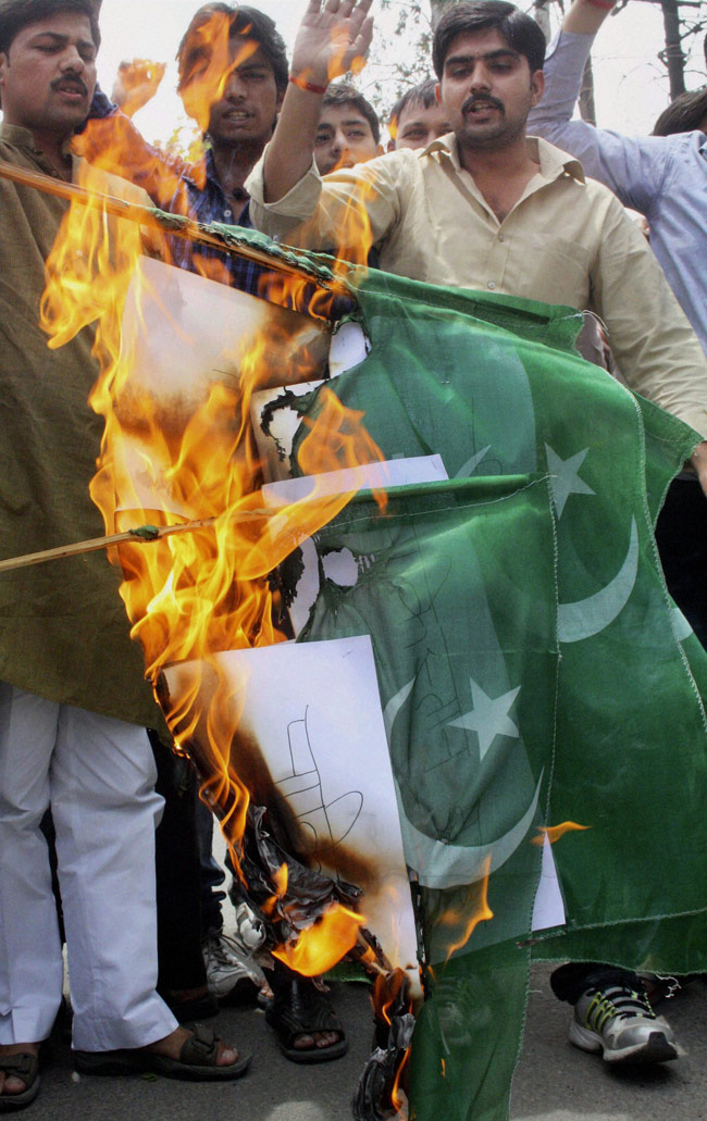 आक्रोश, नम आंखों के बीच सरबजीत का अंतिम संस्कार