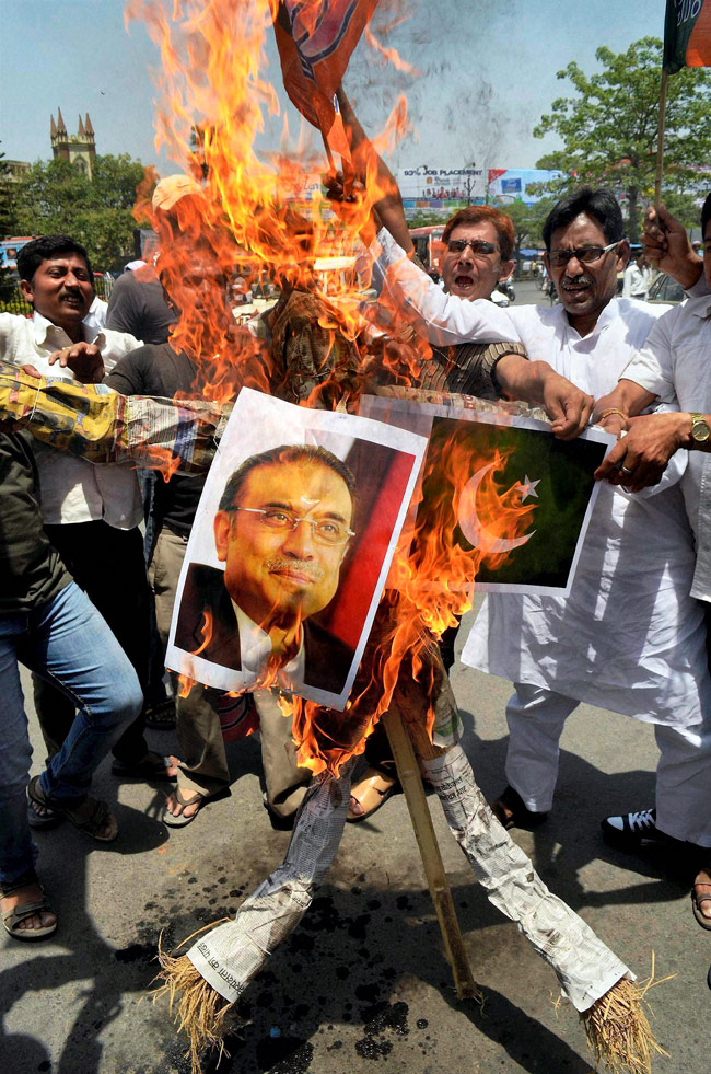 आक्रोश, नम आंखों के बीच सरबजीत का अंतिम संस्कार