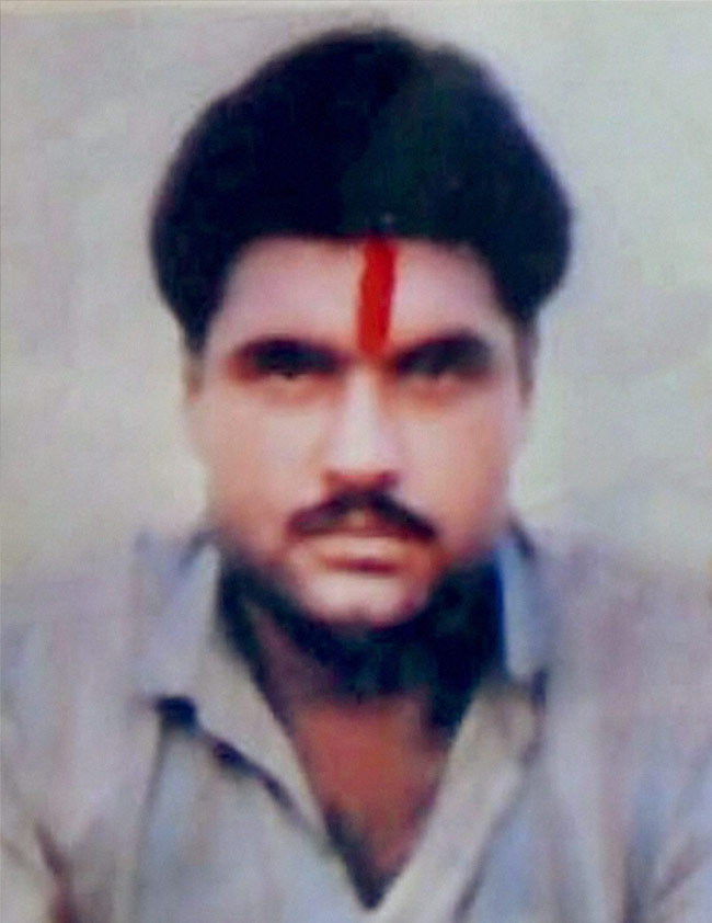 आक्रोश, नम आंखों के बीच सरबजीत का अंतिम संस्कार