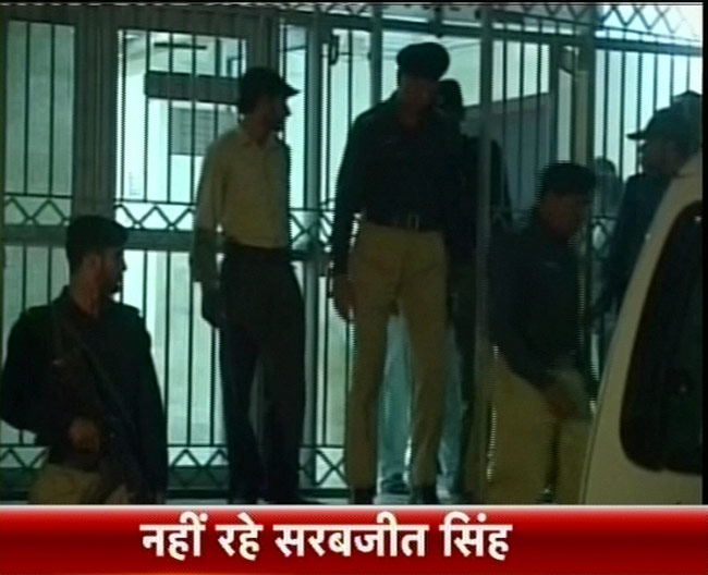 आक्रोश, नम आंखों के बीच सरबजीत का अंतिम संस्कार