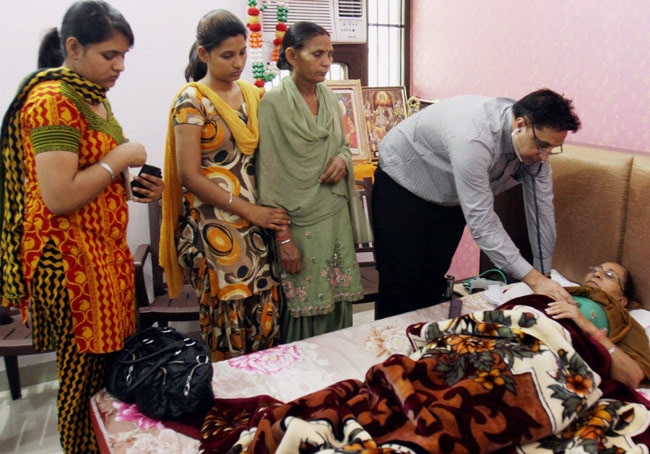 आक्रोश, नम आंखों के बीच सरबजीत का अंतिम संस्कार