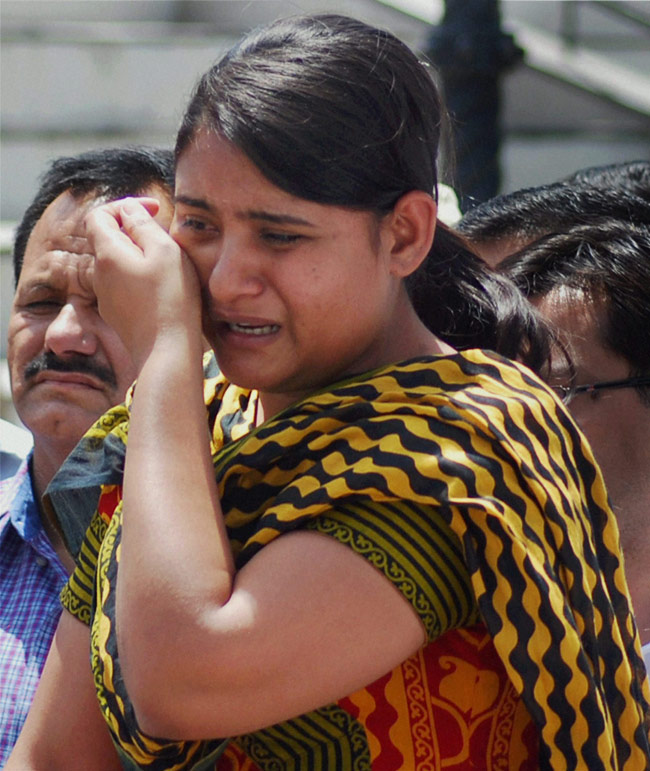 आक्रोश, नम आंखों के बीच सरबजीत का अंतिम संस्कार