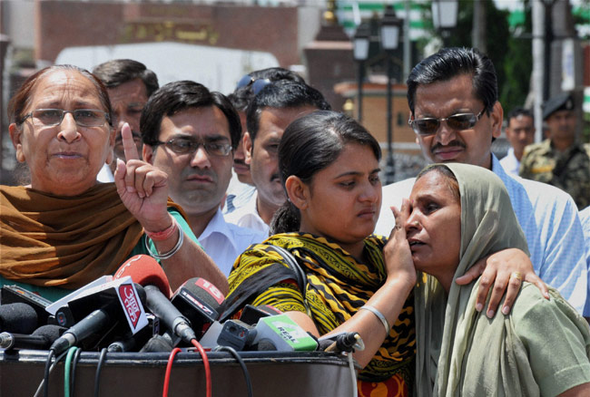 आक्रोश, नम आंखों के बीच सरबजीत का अंतिम संस्कार