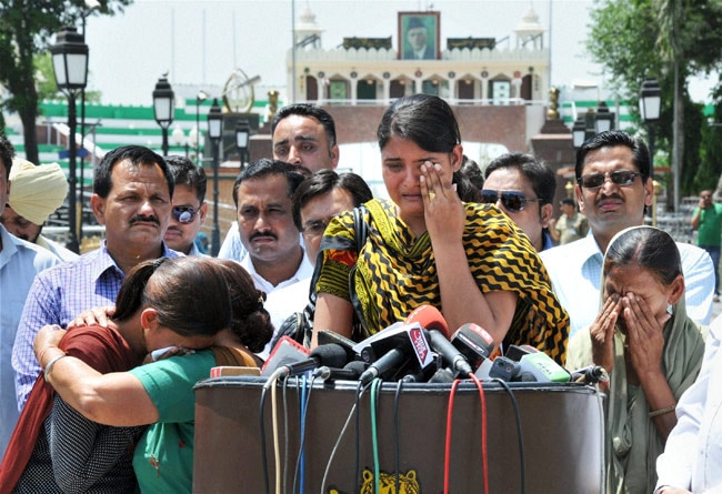 आक्रोश, नम आंखों के बीच सरबजीत का अंतिम संस्कार