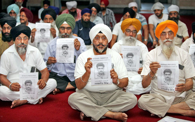 आक्रोश, नम आंखों के बीच सरबजीत का अंतिम संस्कार