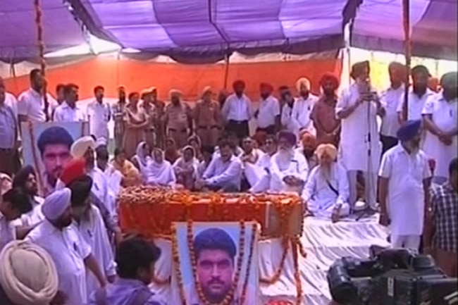 आक्रोश, नम आंखों के बीच सरबजीत का अंतिम संस्कार