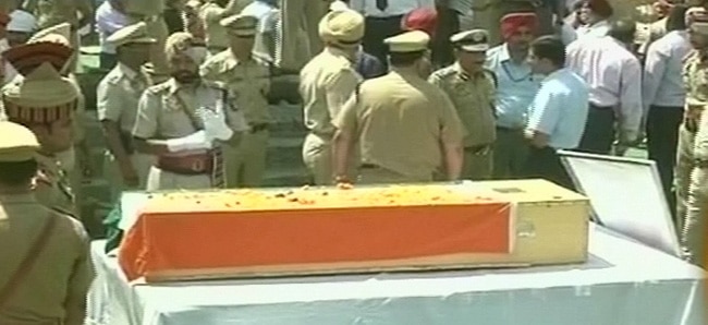 आक्रोश, नम आंखों के बीच सरबजीत का अंतिम संस्कार