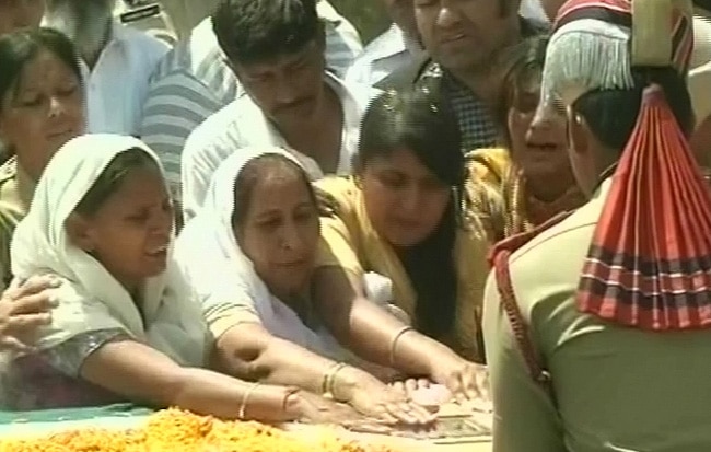 आक्रोश, नम आंखों के बीच सरबजीत का अंतिम संस्कार