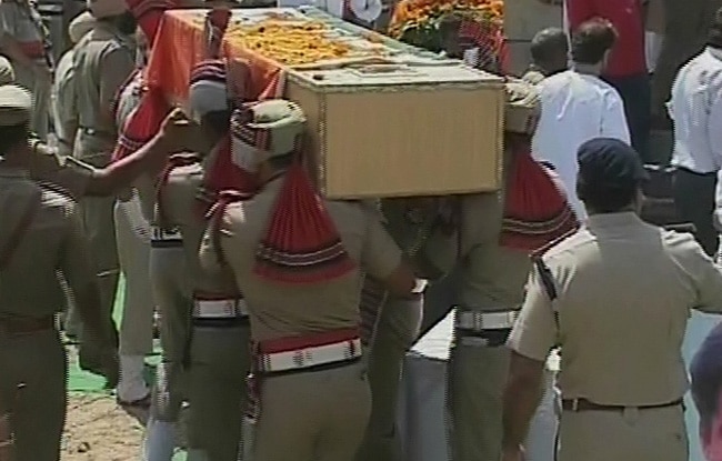 आक्रोश, नम आंखों के बीच सरबजीत का अंतिम संस्कार