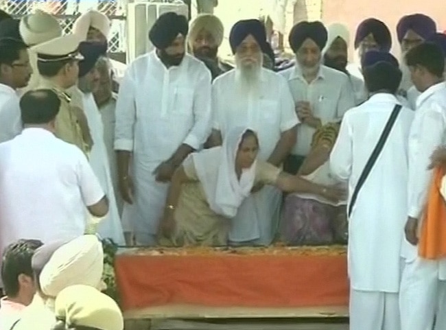 आक्रोश, नम आंखों के बीच सरबजीत का अंतिम संस्कार