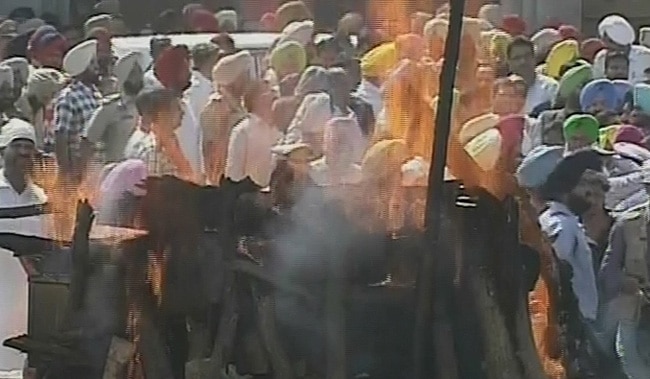 आक्रोश, नम आंखों के बीच सरबजीत का अंतिम संस्कार