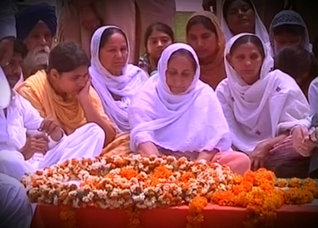 आक्रोश, नम आंखों के बीच सरबजीत का अंतिम संस्कार