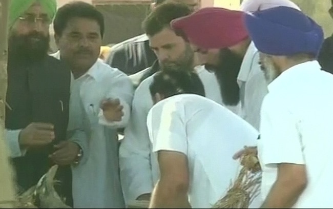 आक्रोश, नम आंखों के बीच सरबजीत का अंतिम संस्कार