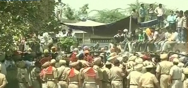 आक्रोश, नम आंखों के बीच सरबजीत का अंतिम संस्कार