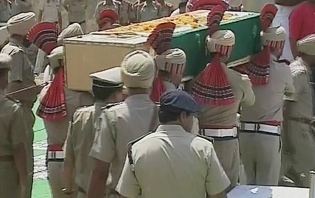 आक्रोश, नम आंखों के बीच सरबजीत का अंतिम संस्कार