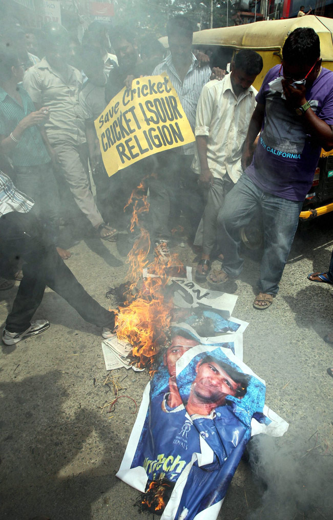 IPL में स्‍पॉट फिक्सिंग, नाराज हुए खेल प्रेमी