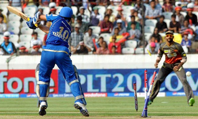 धवन के बल्ले से हैदराबाद की बल्ले-बल्ले, मुम्बई चित्त