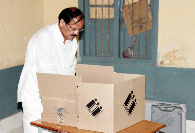 कांग्रेस का हुआ कर्नाटक, जश्‍न में कार्यकर्ता