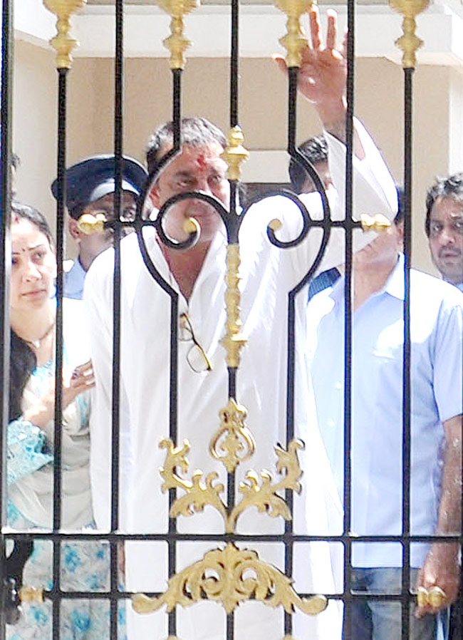 संजय दत्त ने किया सरेंडर, 42 महीने जेल में काटेंगे