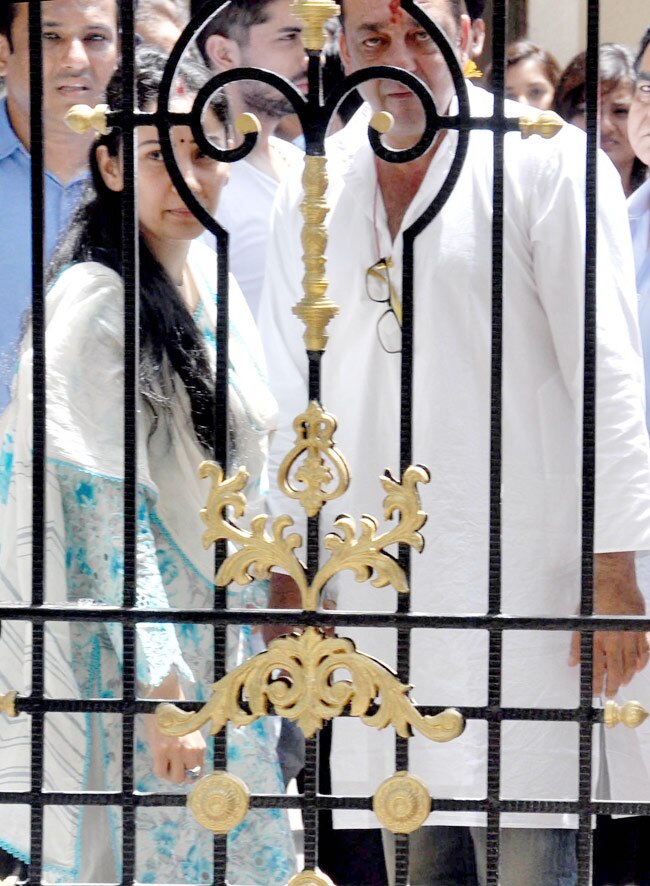 संजय दत्त ने किया सरेंडर, 42 महीने जेल में काटेंगे