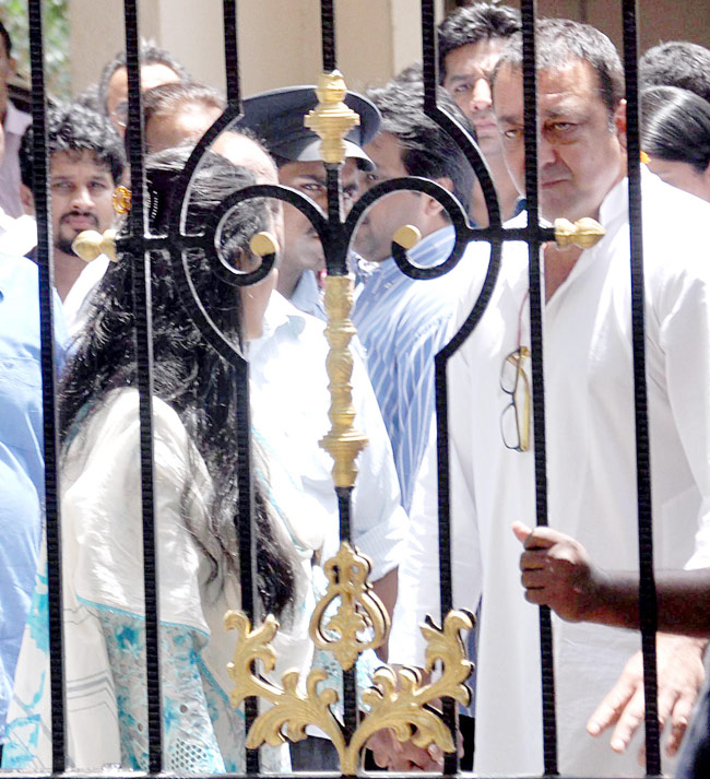 संजय दत्त ने किया सरेंडर, 42 महीने जेल में काटेंगे