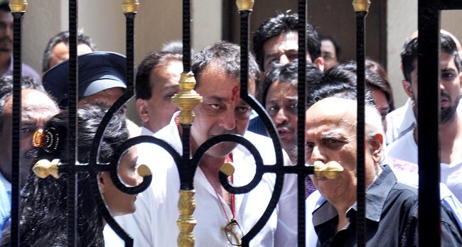 संजय दत्त ने किया सरेंडर, 42 महीने जेल में काटेंगे