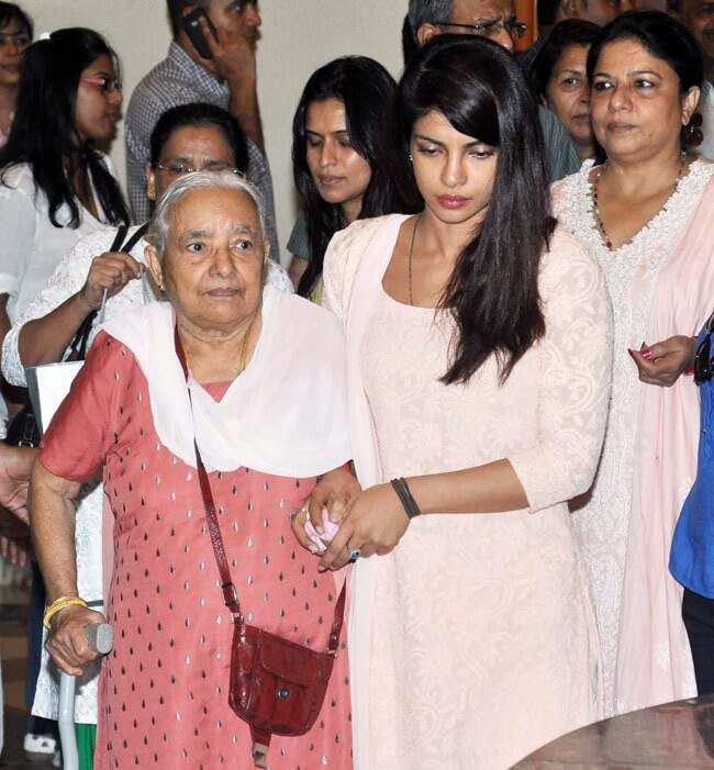 प्रियंका के पिता की Prayer Meet में पहुंचा पूरा बॉलीवुड