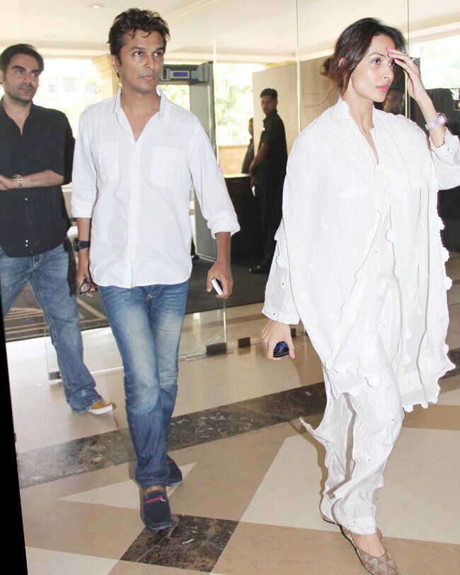 प्रियंका के पिता की Prayer Meet में पहुंचा पूरा बॉलीवुड