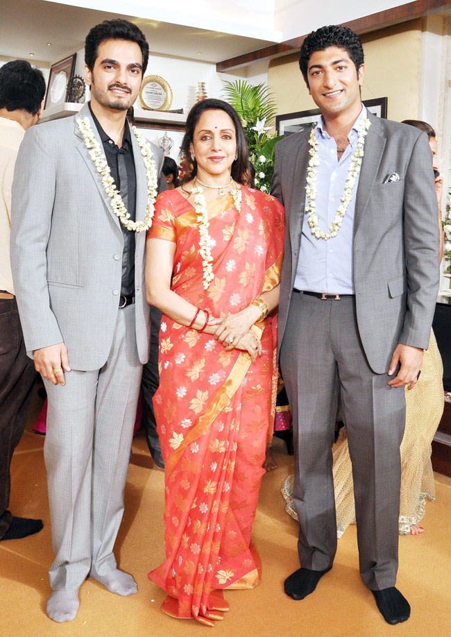 हेमा मालिनी की छोटी बेटी अहाना की हुई सगाई