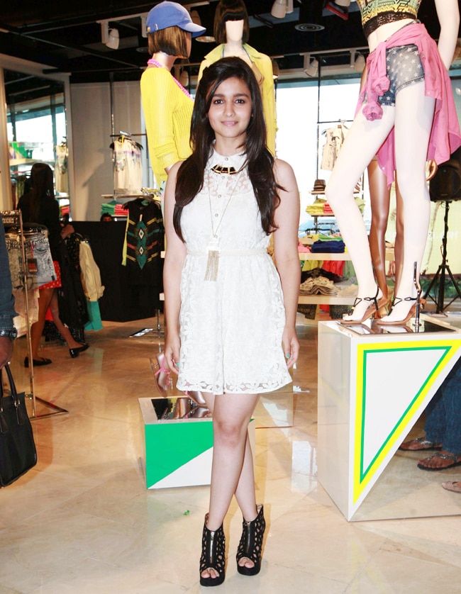 आलिया भट्ट ने लॉन्‍च किया फॉरेवर 21 स्‍टोर