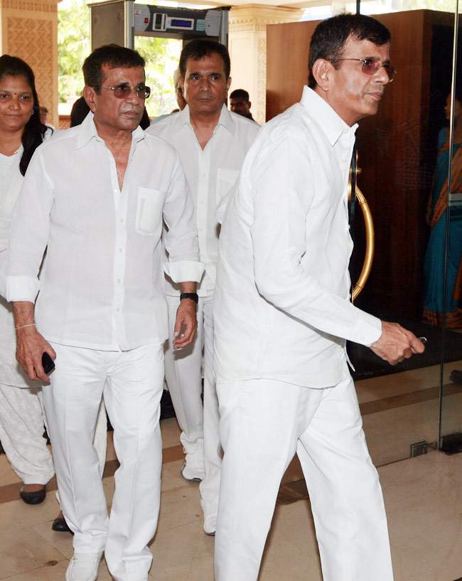 प्रियंका के पिता की Prayer Meet में पहुंचा पूरा बॉलीवुड