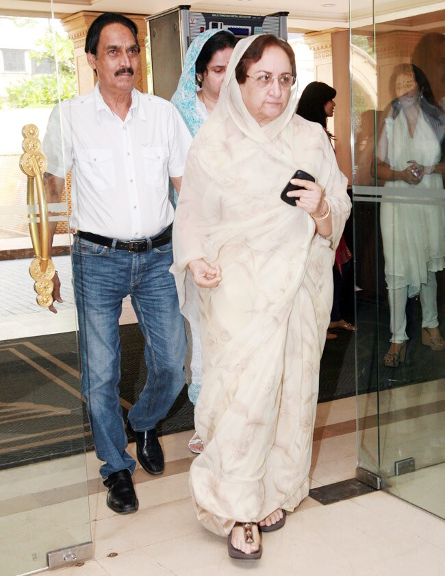 प्रियंका के पिता की Prayer Meet में पहुंचा पूरा बॉलीवुड