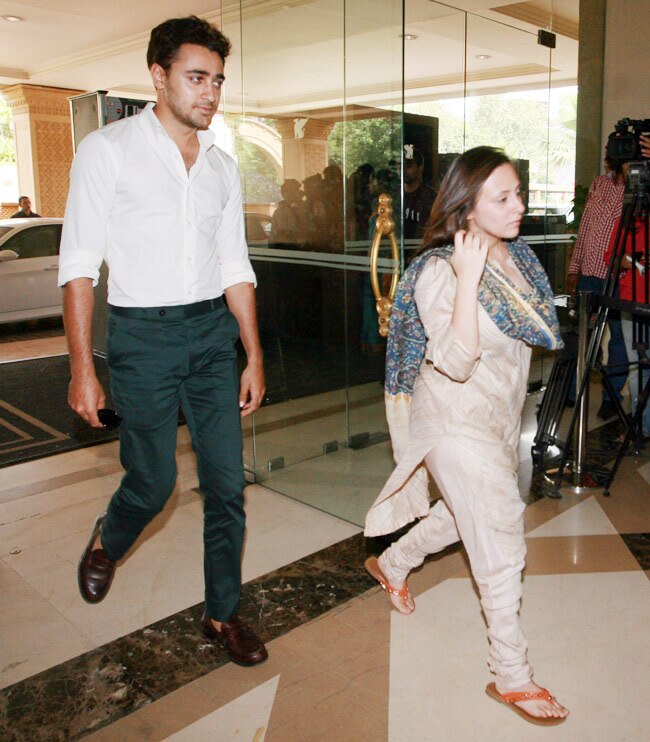 प्रियंका के पिता की Prayer Meet में पहुंचा पूरा बॉलीवुड