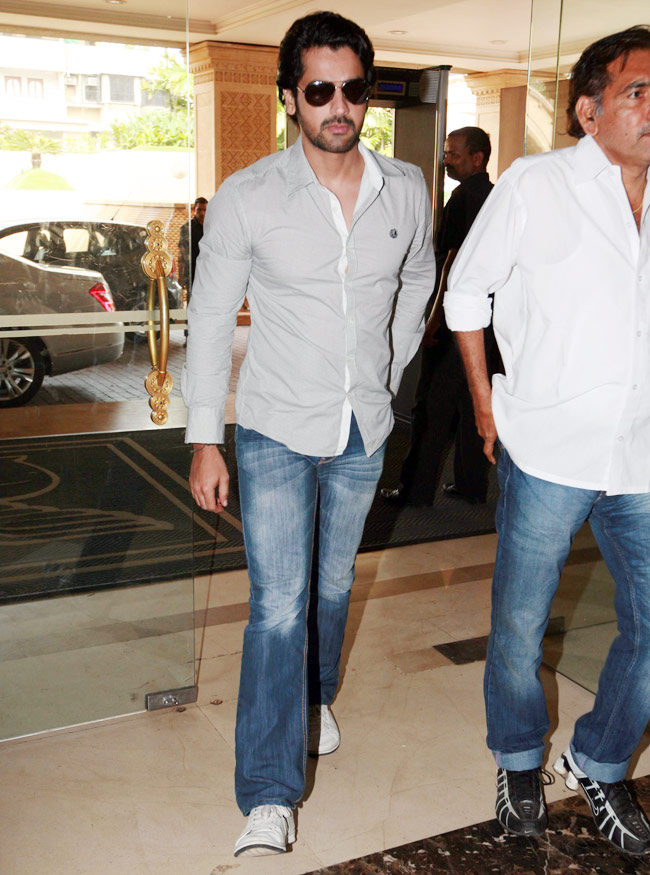 प्रियंका के पिता की Prayer Meet में पहुंचा पूरा बॉलीवुड