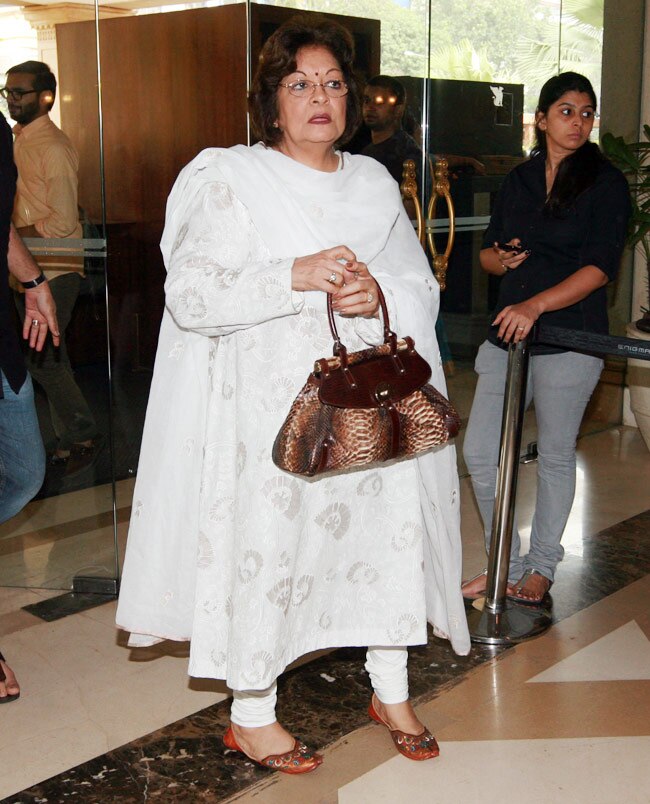 प्रियंका के पिता की Prayer Meet में पहुंचा पूरा बॉलीवुड