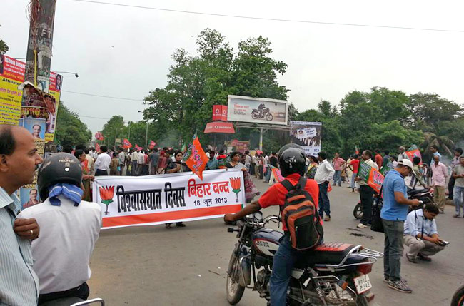 रिश्‍ता टूटते ही लात-जूतों पर उतर आए BJP-JDU कार्यकर्ता