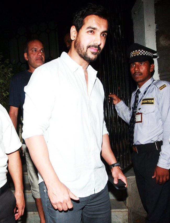 फुर्सत के पलों में नजर आए सैफ अली और बेगम करीना